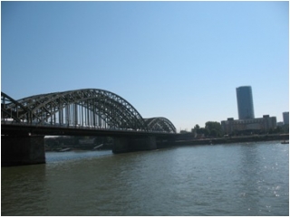 Còn vương mùi hương Cologne _0