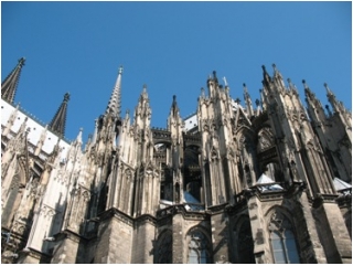 Còn vương mùi hương Cologne _3