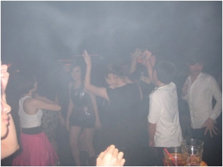 Du học, có là thiên đường của teen nhà giàu?  _0