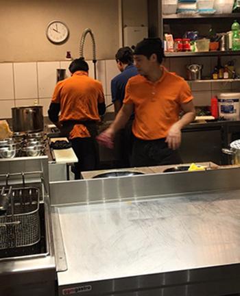 Cuộc sống ở trời Tây không giống như mộng tưởng của nhiều người Việt - 1 Cuộc sống ở trời Tây không giống như mộng tưởng của nhiều người Việt - 1