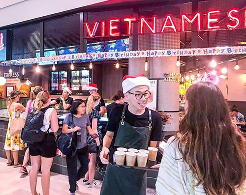 Người Việt trên thế giới tất bật đón năm mới - 3 Người Việt trên thế giới tất bật đón năm mới - 3