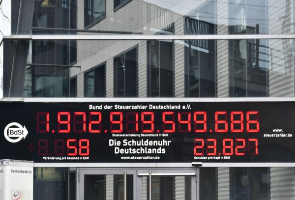 Đồng hồ nợ công ở Berlin lần đầu chạy ngược trong vòng 22 năm - 0