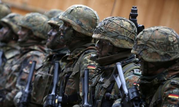 Lính Đức dùng cán chổi thay súng khi diễn tập cùng NATO - 0 Lính Đức dùng cán chổi thay súng khi diễn tập cùng NATO - 0