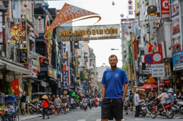 Chàng trai Đức đi bộ vòng quanh thế giới ‘kinh hoàng khi qua đường ở Sài Gòn’ - 2 Chàng trai Đức đi bộ vòng quanh thế giới ‘kinh hoàng khi qua đường ở Sài Gòn’ - 2